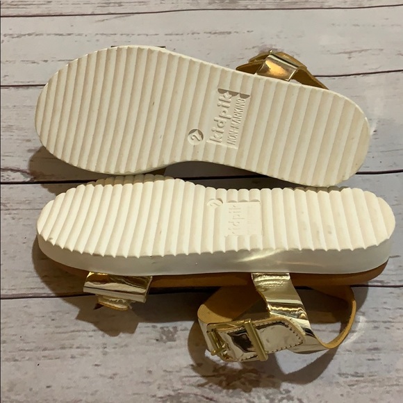 Girls gold sandals size 2 - Picture 4 of 5